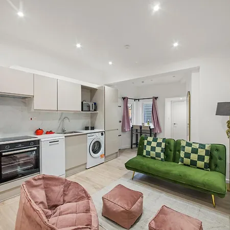Convenient Apartment In Greenwich By 53 Degrees Property, Ideal For Long Stays, Central Location!
